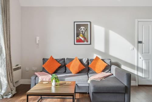 COSY HOME IN CENTRAL WINDSOR & FREE PARKING - By Tempstay, Windsor