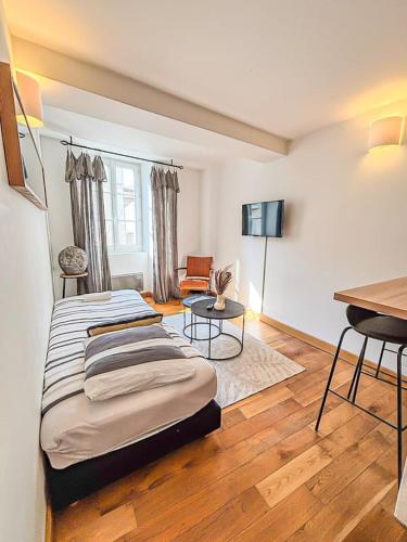 Saint Nico Captain 5 min to Port, Train Station &