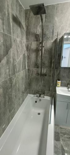 Modern Stylish Retreat 15 Mins to Central London - image 10