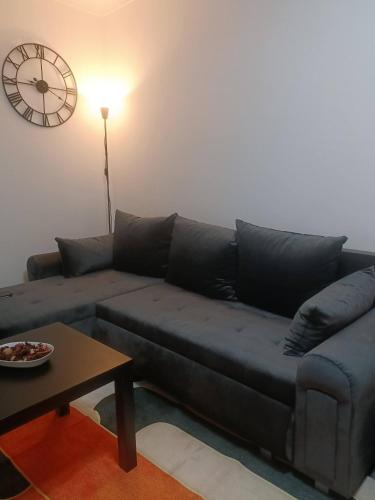 Modern Stylish Retreat 15 Mins to Central London - image 2