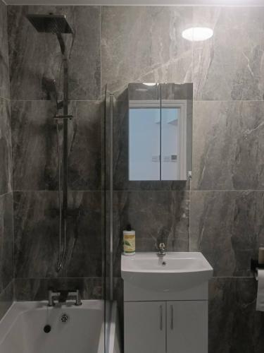 Modern Stylish Retreat 15 Mins to Central London - image 13