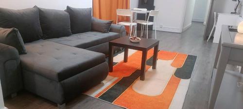 Modern Stylish Retreat 15 Mins to Central London - image 5