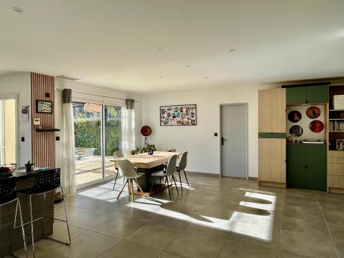 Maison climatisée avec grand jardin, piscine privée et Jacuzzi (Maison climatisee avec grand jardin, piscine privee et Jacuzzi) in Saint-Didier