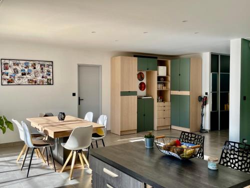 Maison climatisée avec grand jardin, piscine privée et Jacuzzi (Maison climatisee avec grand jardin, piscine privee et Jacuzzi) in Saint-Didier