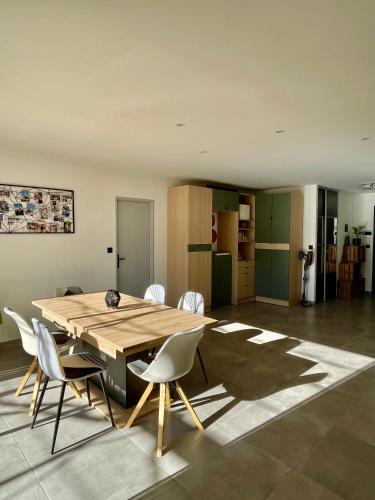 Maison climatisée avec grand jardin, piscine privée et Jacuzzi (Maison climatisee avec grand jardin, piscine privee et Jacuzzi) in Saint-Didier
