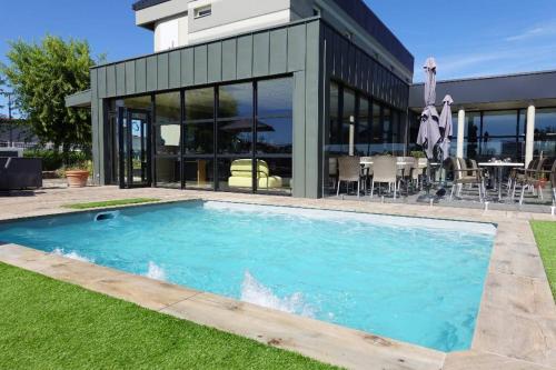 Swimmingpool, The Originals City, Hôtel Hélios, Roanne Nord in Roanne