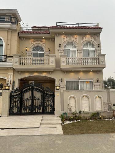 3 Bed House In DHA Phase 9 Town Lahore near Dolman - image 8