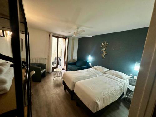 2 twin beds, 1 sofa bed