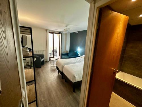 Hotel Du Maine in 14th - Tour Montparnasse