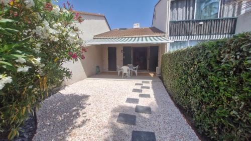 HAMEAU DU RIVAGE maison en Duplex en rez de jardin, residence avec piscine , proche plage, parking privatif