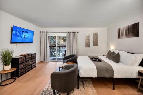 Upscale Midtown Studio and Private Balcony – khách sạn tại Brentwood / Milkbrook