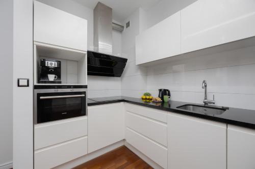 Elegant Apartment Near Wilanów Palace by Renters Prestige - image 5