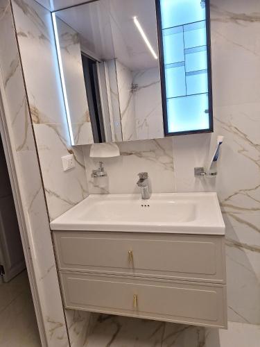 Charming 2-Bedroom Apartment in Hamra Beirut - image 5