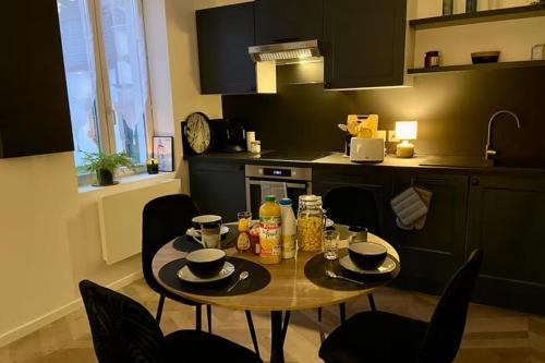 ห้องครัว, Appartement au centre ville, place Jean Moulin in มูแล็ง