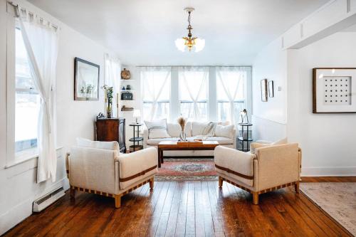 SwissHill Farmhouse 5 Bedrooms rustic charm in Kenoza Lake (NY)