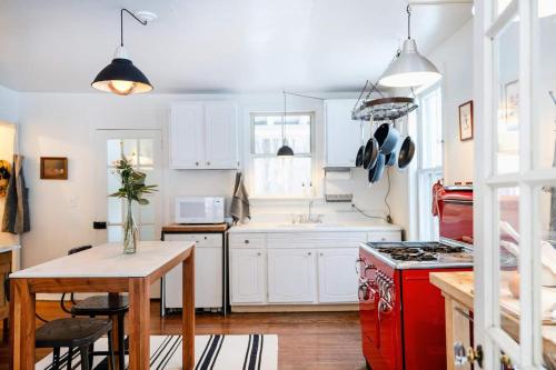 SwissHill Farmhouse 5 Bedrooms rustic charm in Kenoza Lake (NY)