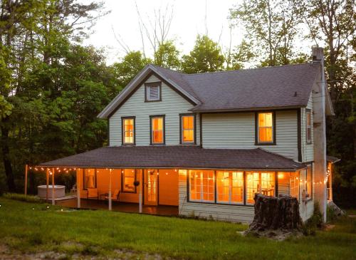 SwissHill Farmhouse 5 Bedrooms rustic charm in Kenoza Lake (NY)