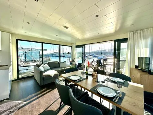 Exclusives Hausboot, 2 xSchlafzimmer, Küche, 1xBad, 1xGäste Wc, Parkplatz, Sonnenterrasse in Boltenhagen, Deutschland