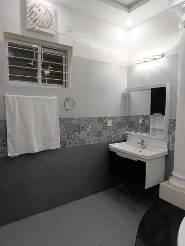 Lovely 1 Bed Luxury Apartment & Family Rooms near Emporium - image 4