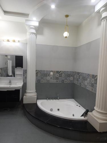 Lovely 1 Bed Luxury Apartment & Family Rooms near Emporium - image 5