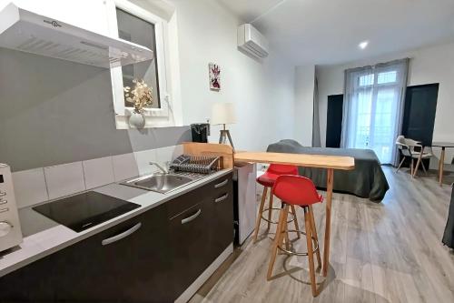 Apt 2, 1er étage, large studio tout confort et climatisé avec une terrasse commune dans un immeuble historique au cachet unique - Location saisonnière - Amélie-les-Bains-Palalda
