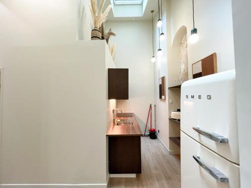 UrbanFlat 199 - Beautiful 5 Bedrooms Parisian Townhouse Flat - image 7