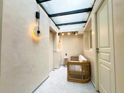 UrbanFlat 199 - Beautiful 5 Bedrooms Parisian Townhouse Flat - image 3