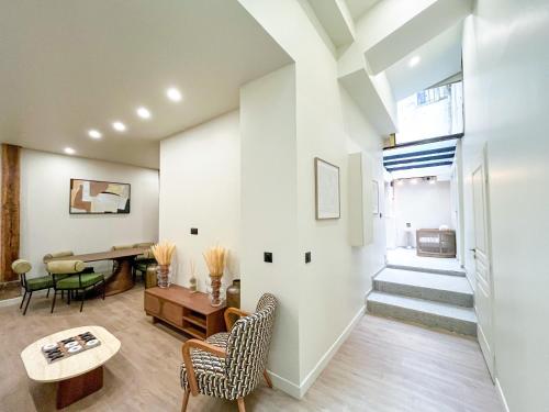 UrbanFlat 199 - Beautiful 5 Bedrooms Parisian Townhouse Flat - image 9