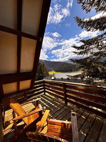 Adorable Chalet Sur le lac de Payolle in Kampana