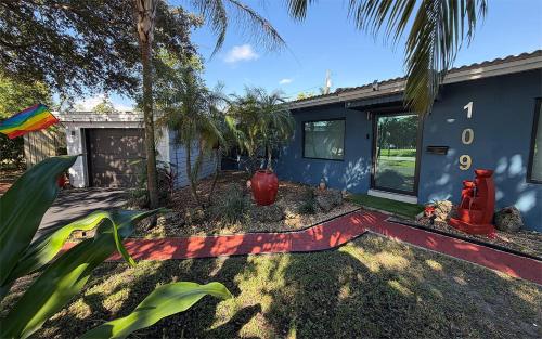 정원, Garden of Manors - Men Only Clothing Optional Boutique Guesthouse in Florida in 윌턴 매너스