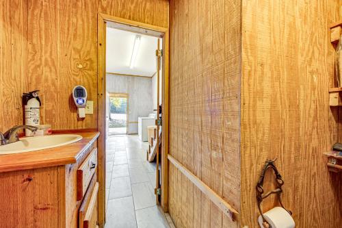 Cozy Barn Apt w/ 5-Acre Pond in South Georgia! in 莫爾特里 (GA)