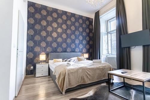 10-Min to Westbahnhof, Modern Hotel Rooms with TV, Wi-Fi