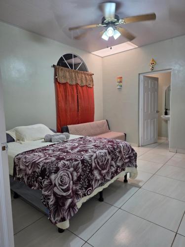 La Casita Cruz in Comalapa