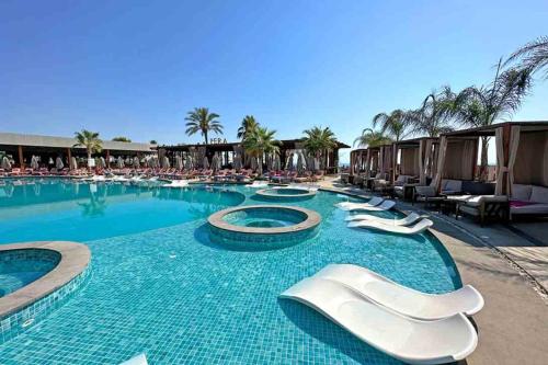 Grand Sapphire Casino, High Floor, Sea View in Trikomo (Iskele)