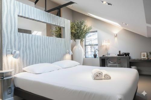 Fresh, Modern suite near top city hotspots, Oss
