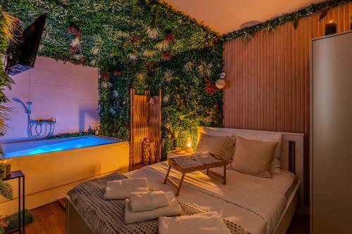 La Boétie, Cocon Central, Double Balneo Bathtub, Bordeaux