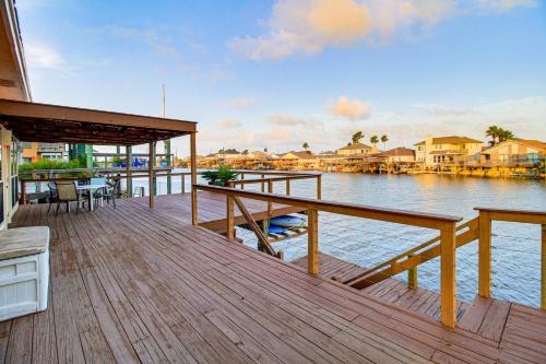 Snowbird Getaway Waterfront Home, 1 Mi to Beach in Corpus Christi, Vereinigte Staaten von Amerika