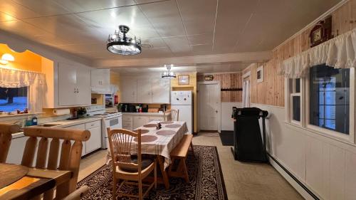 Charming 5-bedroom house in Jackman, Moose River Maine in 傑克曼