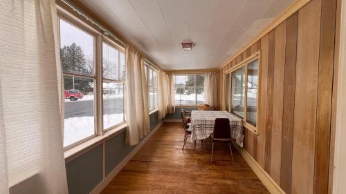 Charming 5-bedroom house in Jackman, Moose River Maine in 傑克曼