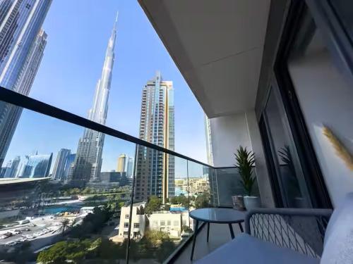 Vogue Vacation Homes, Downtown Act Two near Burj Khalifa and Dubai Mall, Three Bedroom Plus Kids room Apartment with Balcony and Burj Khalifa View, Access to all Amenities, Dubai