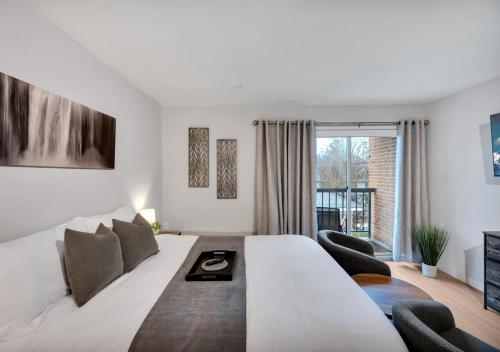 Modern Midtown Studio and Private Balcony – khách sạn tại Brentwood / Milkbrook
