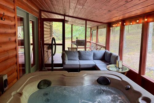 Romantic Cabin w Hot Tub Near Carbondale in คาร์บอนเดล (IL)