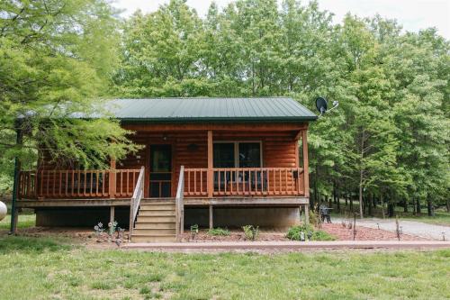Romantic Cabin w Hot Tub Near Carbondale in คาร์บอนเดล (IL)