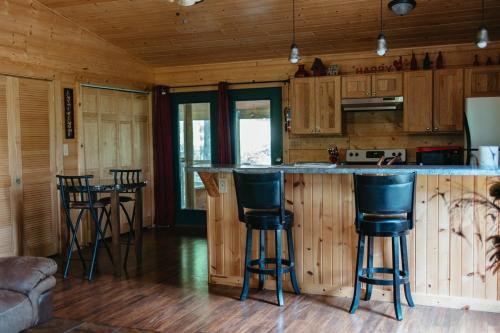Romantic Cabin w Hot Tub Near Carbondale in คาร์บอนเดล (IL)