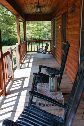 Romantic Cabin w Hot Tub Near Carbondale in คาร์บอนเดล (IL)