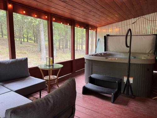 Romantic Cabin w Hot Tub Near Carbondale in คาร์บอนเดล (IL)
