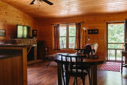 Romantic Cabin w Hot Tub Near Carbondale in คาร์บอนเดล (IL)