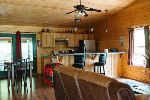 Romantic Cabin w Hot Tub Near Carbondale in คาร์บอนเดล (IL)