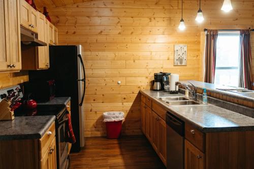 Romantic Cabin w Hot Tub Near Carbondale in คาร์บอนเดล (IL)