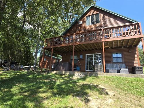 . 5BR Log Home w Hot Tub & Dock on Lake of Egypt